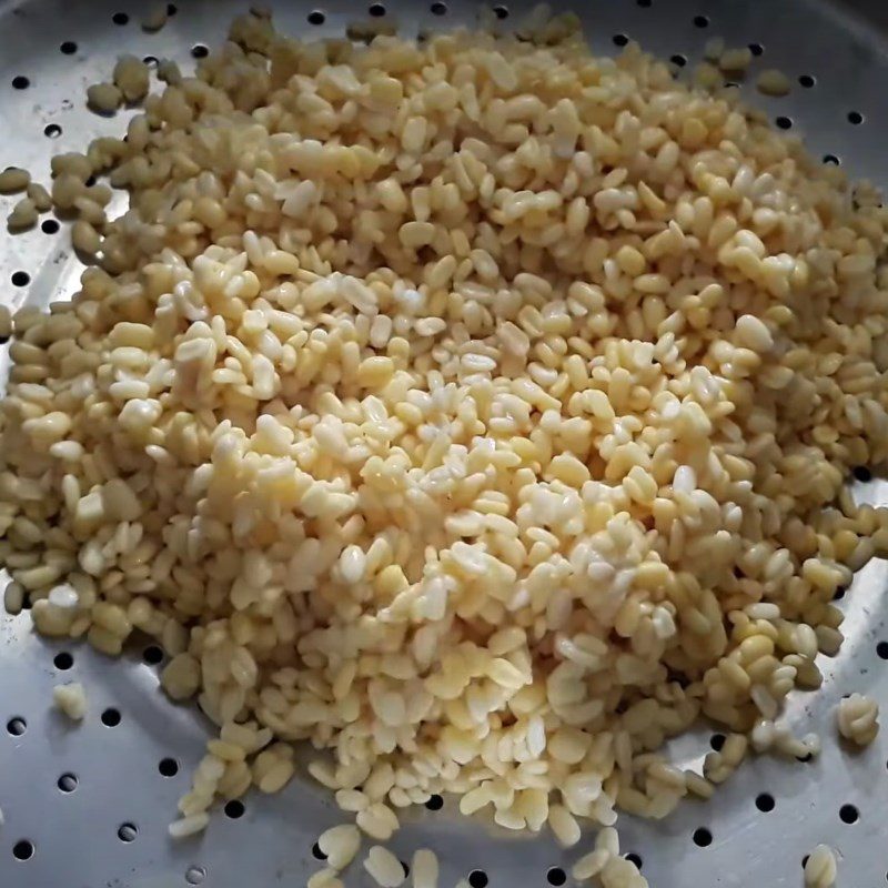 Step 2 Steaming and grinding the beans Northern sticky rice