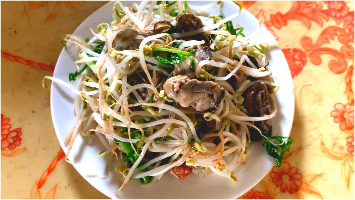 Stir-fried oysters with bean sprouts