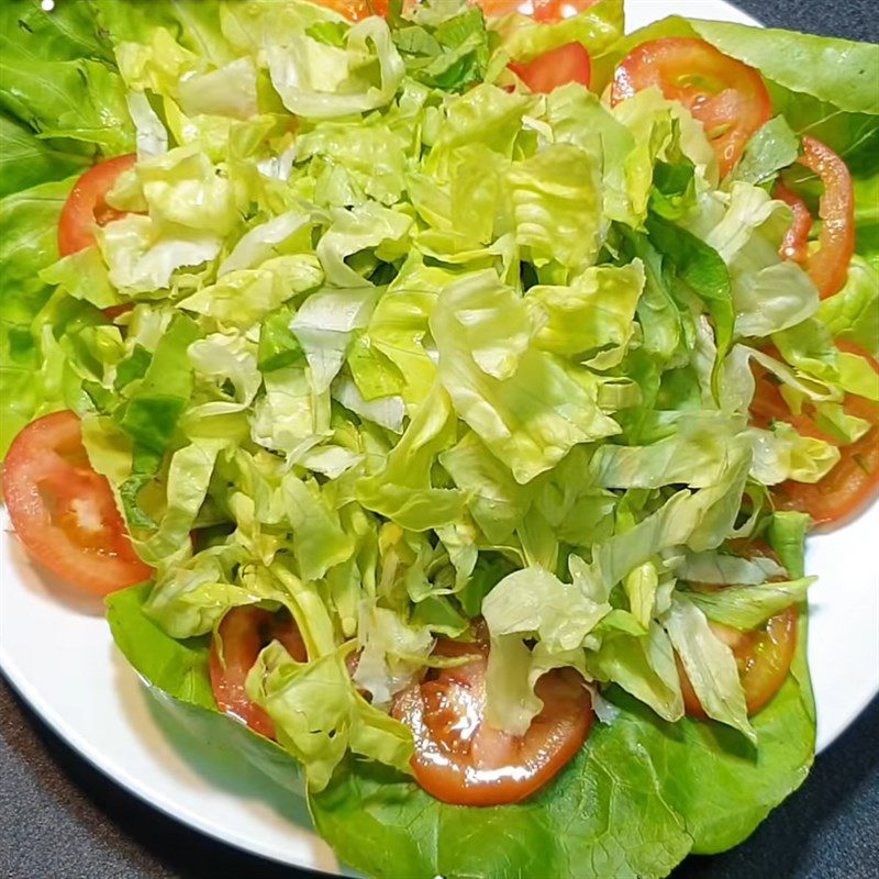 Step 5 Completion of the vegetarian noodle salad with lettuce and tomato