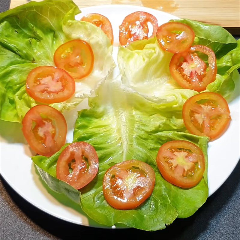 Step 5 Completion of the vegetarian noodle salad with lettuce and tomato