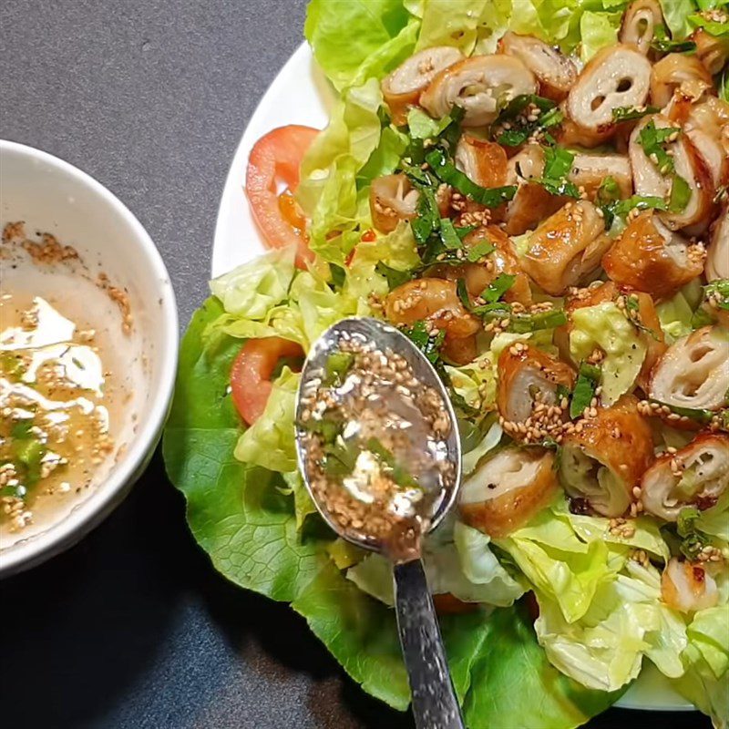 Step 5 Completion of the vegetarian noodle salad with lettuce and tomato