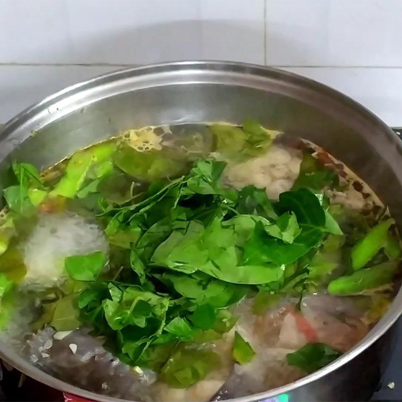 Step 4 Cooking sour soup with giang leaves