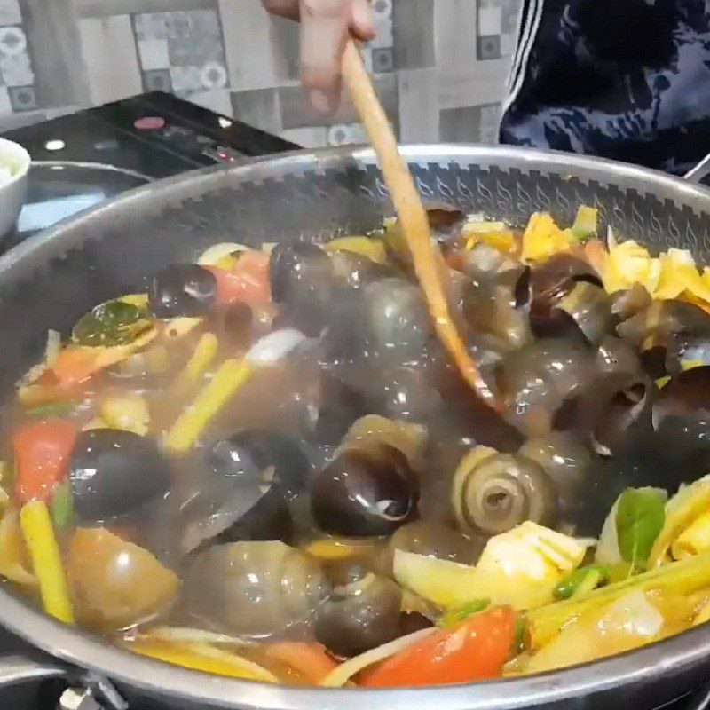 Step 4 Completion of the sour and spicy snail hot pot