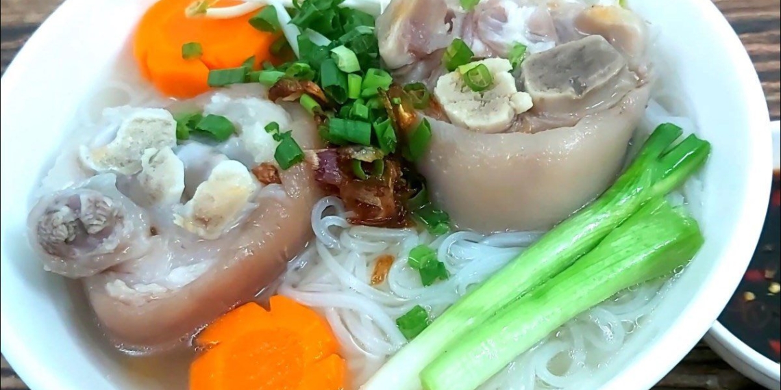 how to cook delicious sweet sour pork noodle soup 02672