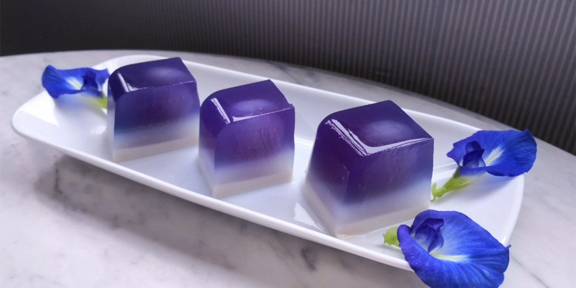 how to make beautiful jelly using butterfly pea flowers 05760