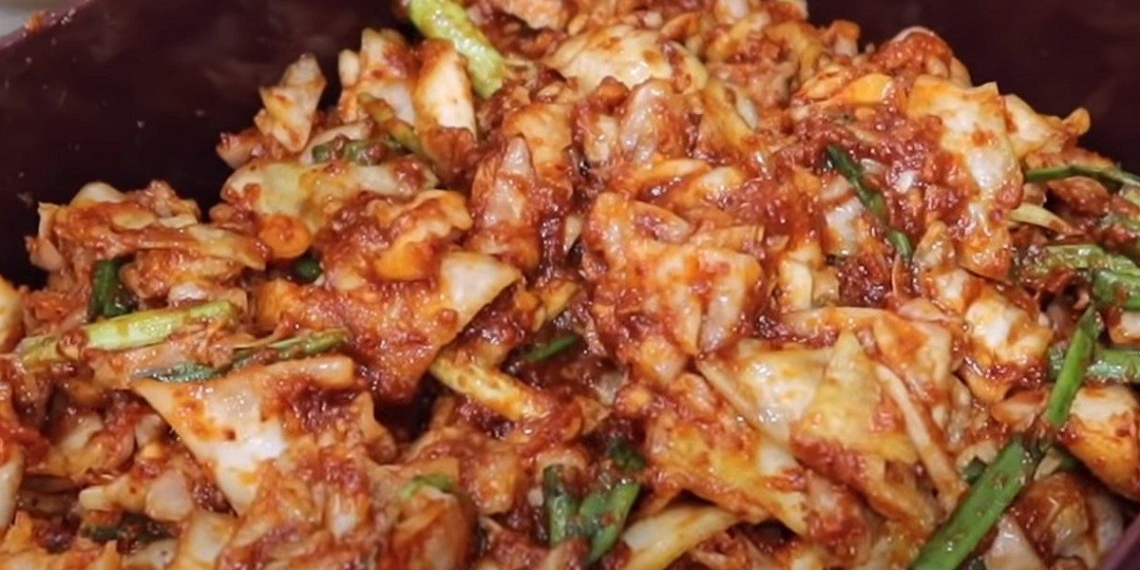 how to make delicious crunchy cabbage kimchi to eat with delicious grilled food 08795