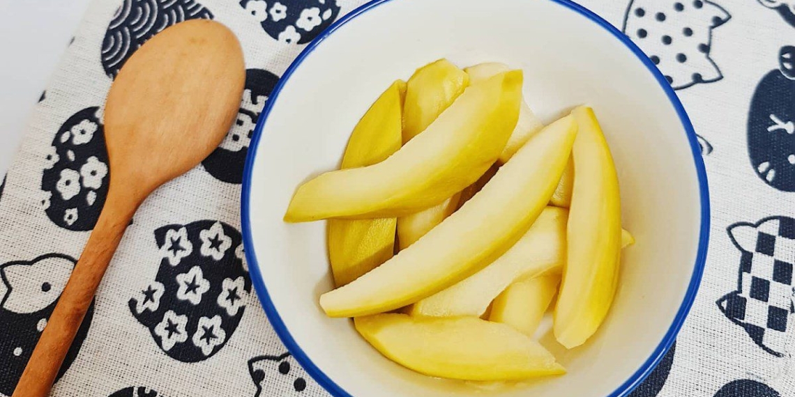 how to make sour sweet green mango soaked delicious in summer 00882