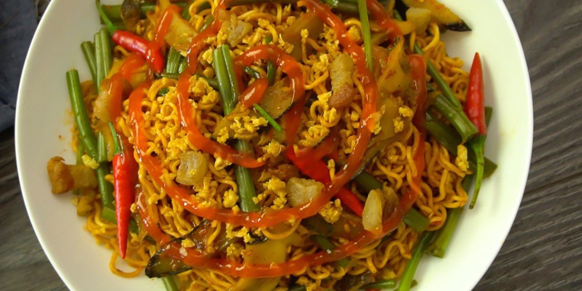 how to make stir fried noodles with snails and water spinach delicious satisfying attractive 07109