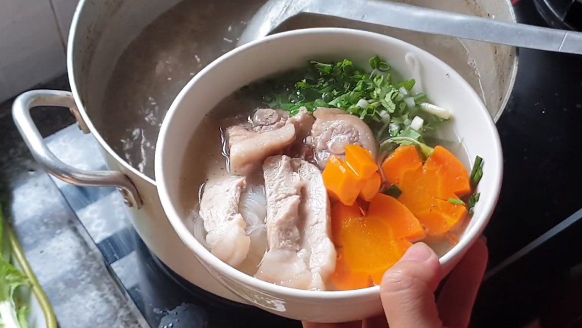 Pig Tail Noodle with Meat and Bone