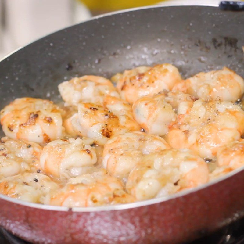Step 2 Marinate and stir-fry shrimp for egg noodles with pig's trotter