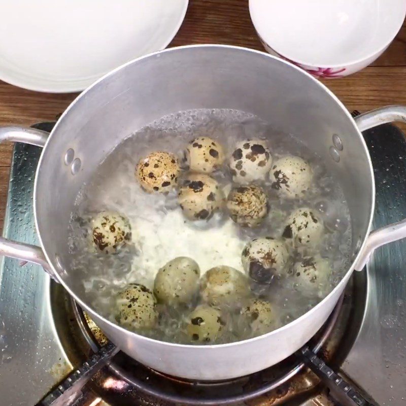 Step 3 Boil quail eggs and egg noodles for egg noodles with pig's trotter
