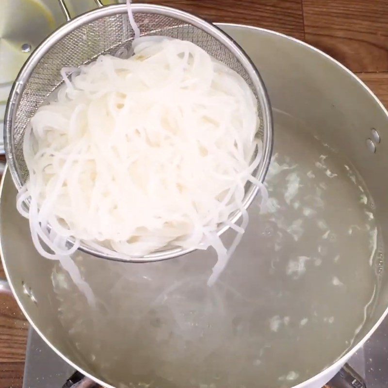 Step 3 Boil quail eggs and egg noodles for egg noodles with pig's trotter