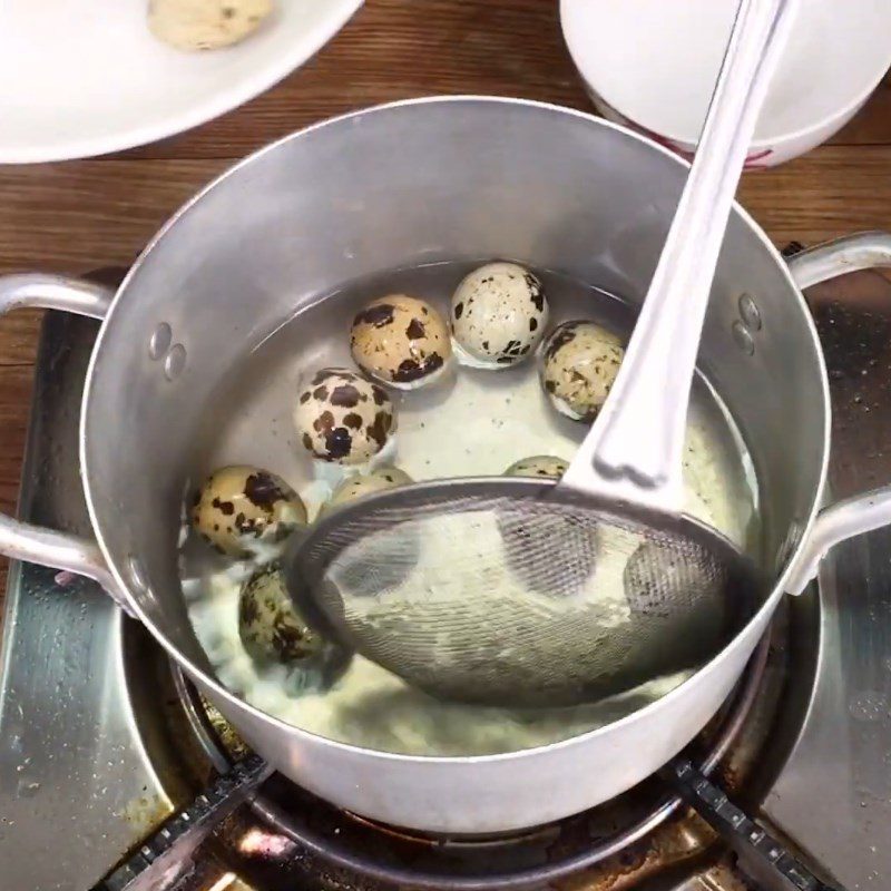 Step 3 Boil quail eggs and egg noodles for egg noodles with pig's trotter