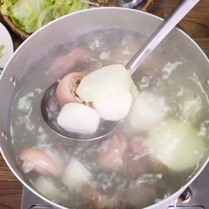 Step 4 Cooking the broth for Pork Leg Quail Egg Noodles
