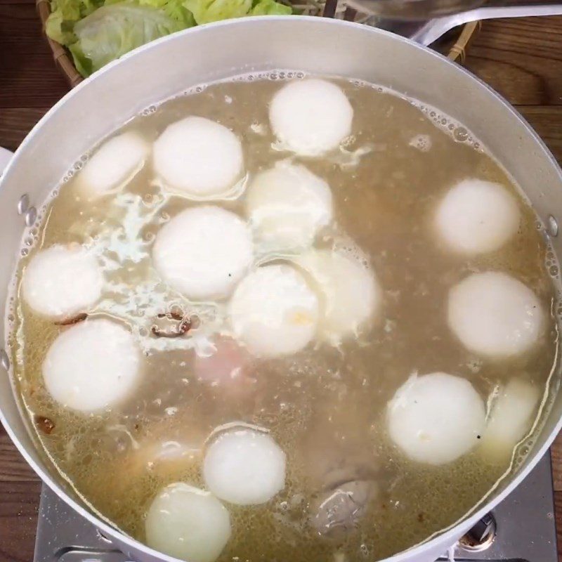 Step 4 Cooking the broth for Pork Leg Quail Egg Noodles