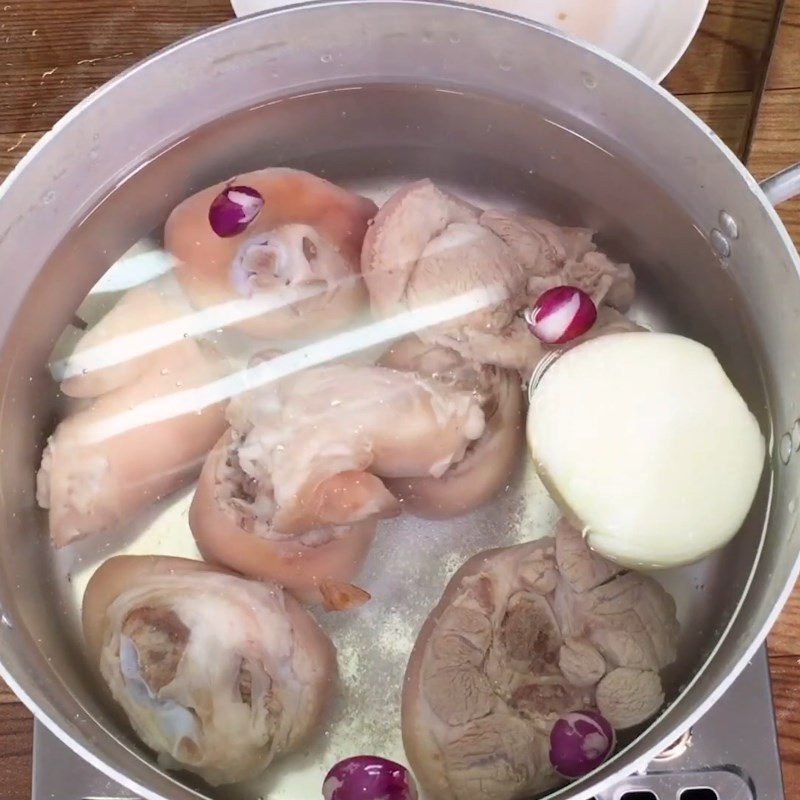 Step 4 Cooking the broth for Pork Leg Quail Egg Noodles