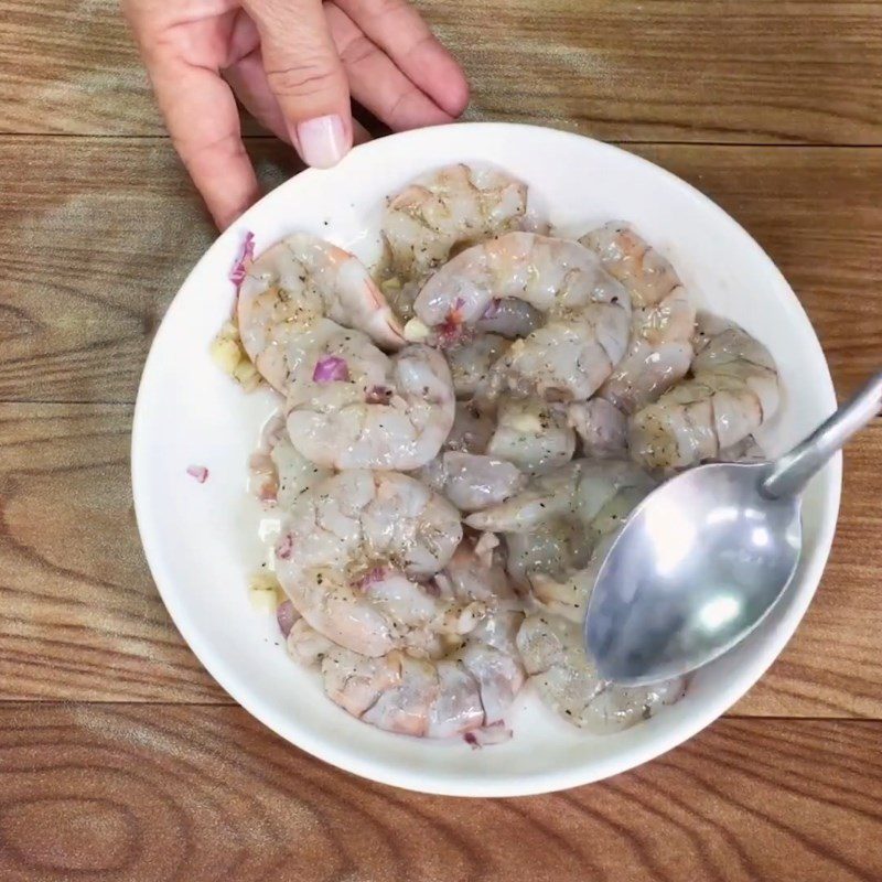 Step 2 Marinate and stir-fry the shrimp for pork leg noodle with quail eggs