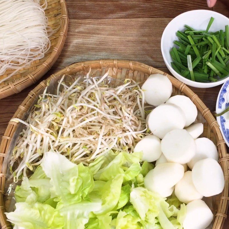 Step 1 Prepare the ingredients for pork leg noodle with quail eggs