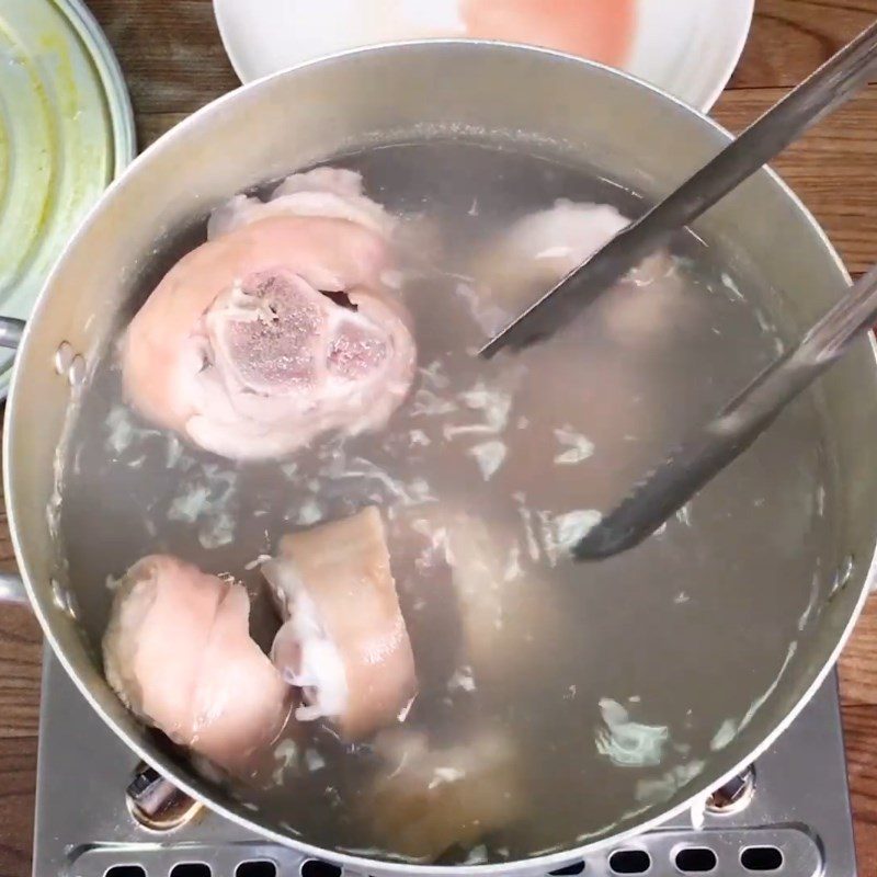 Step 1 Prepare the ingredients for pork leg noodle with quail eggs