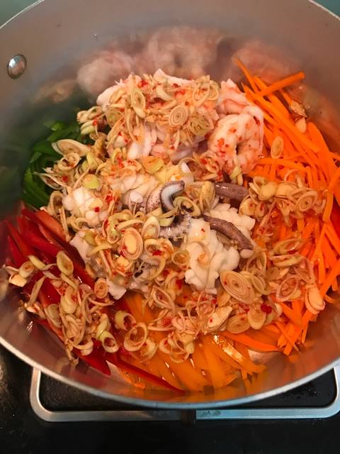 Step 4 Mixing the salad Thai shrimp and squid salad