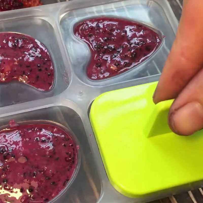 Step 3 Pour into molds and freeze Mulberry yogurt ice cream