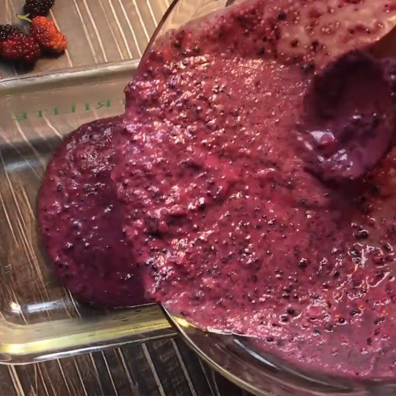 Step 3 Pour into molds and freeze Mulberry yogurt ice cream