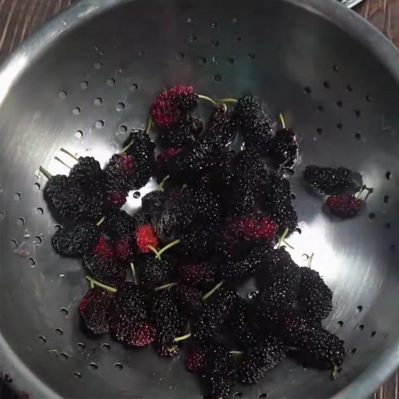 Step 1 Prepare mulberries Yogurt mulberry ice cream