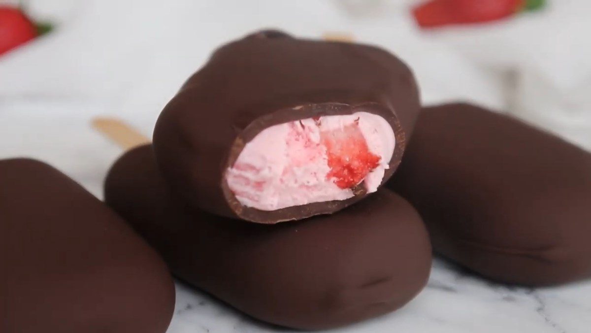 Chocolate-covered strawberry popsicle