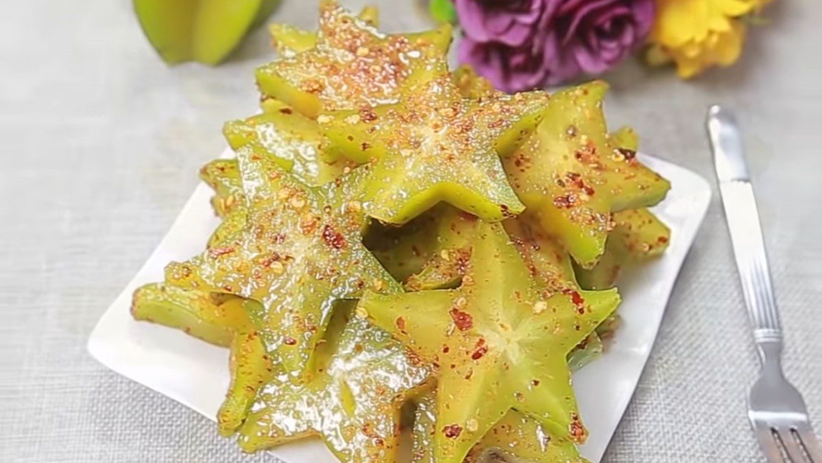 Starfruit mixed with chili salt