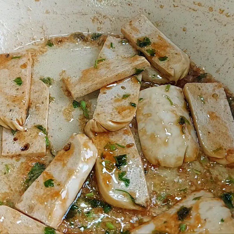 Step 3 Simmering vegetarian sausage for Tho Vegetarian Noodles