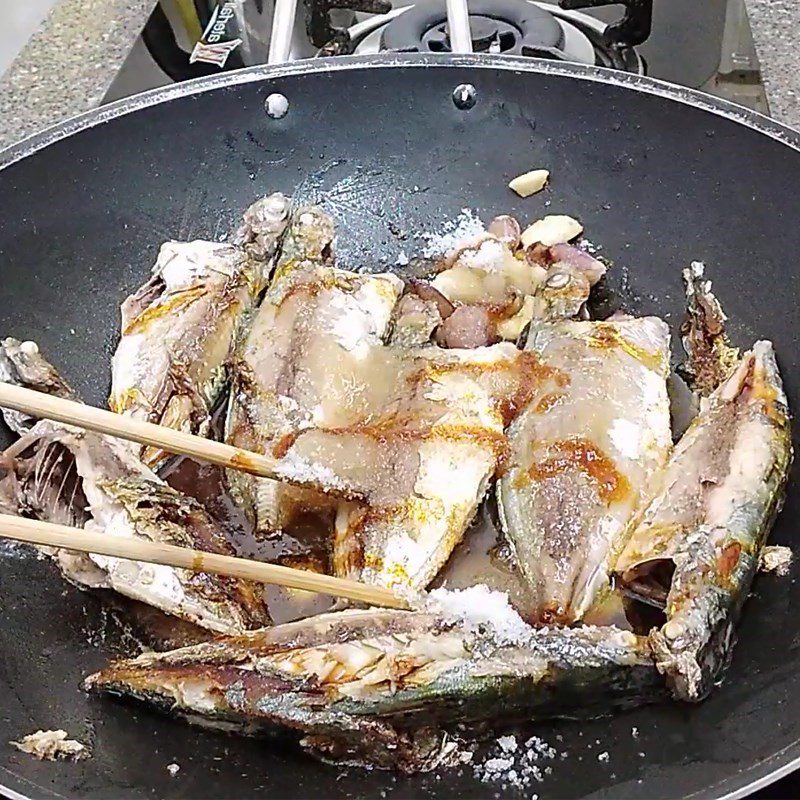 Step 4 Braised fish Mackerel braised with salt