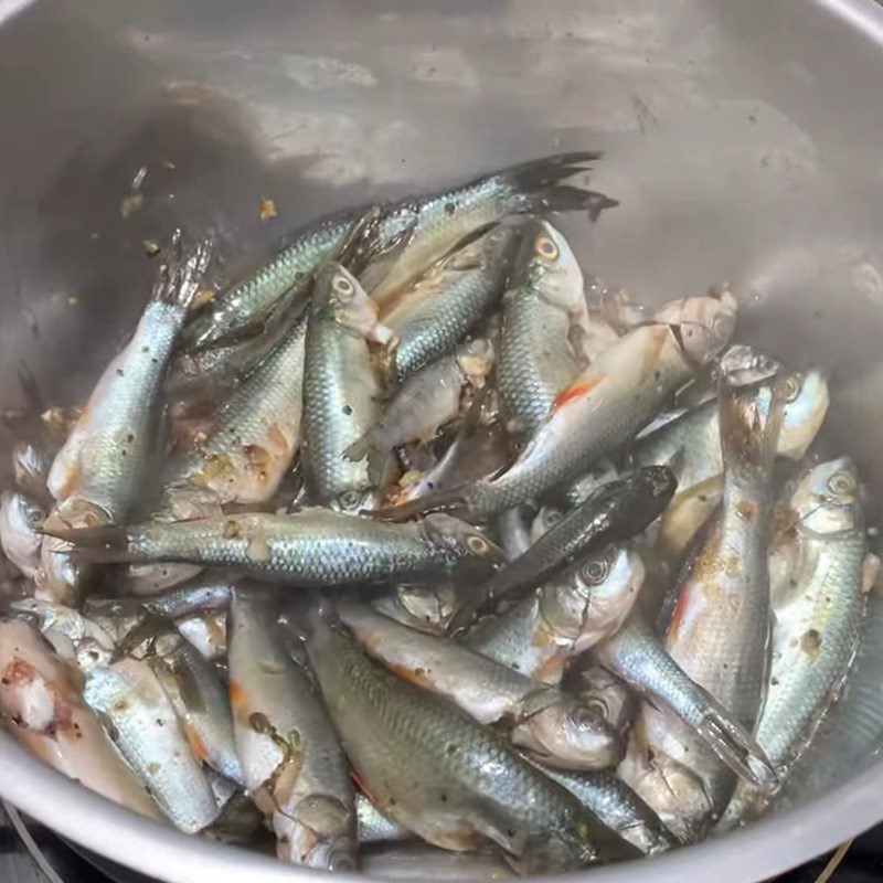 Step 3 Cooking fish Linh fish braised with tamarind
