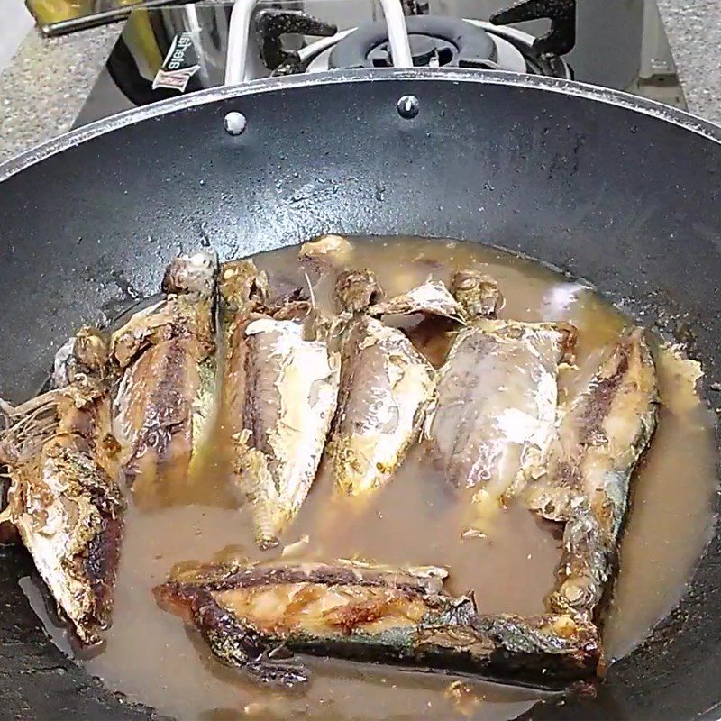 Step 4 Braised mackerel fish with salt