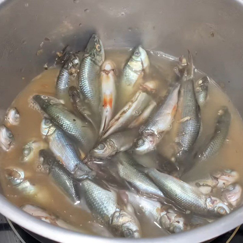Step 3 Cooking fish Linh fish braised with tamarind