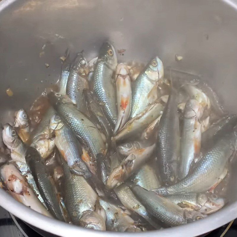 Step 3 Cooking fish Linh fish braised with tamarind