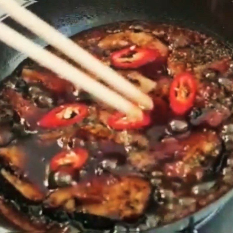 Step 4 Braiding the fish Vegetarian fish braised with pepper