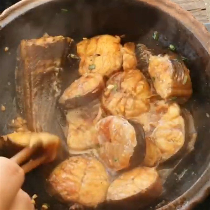 Step 3 Cook the fish Catfish cooked in clay pot