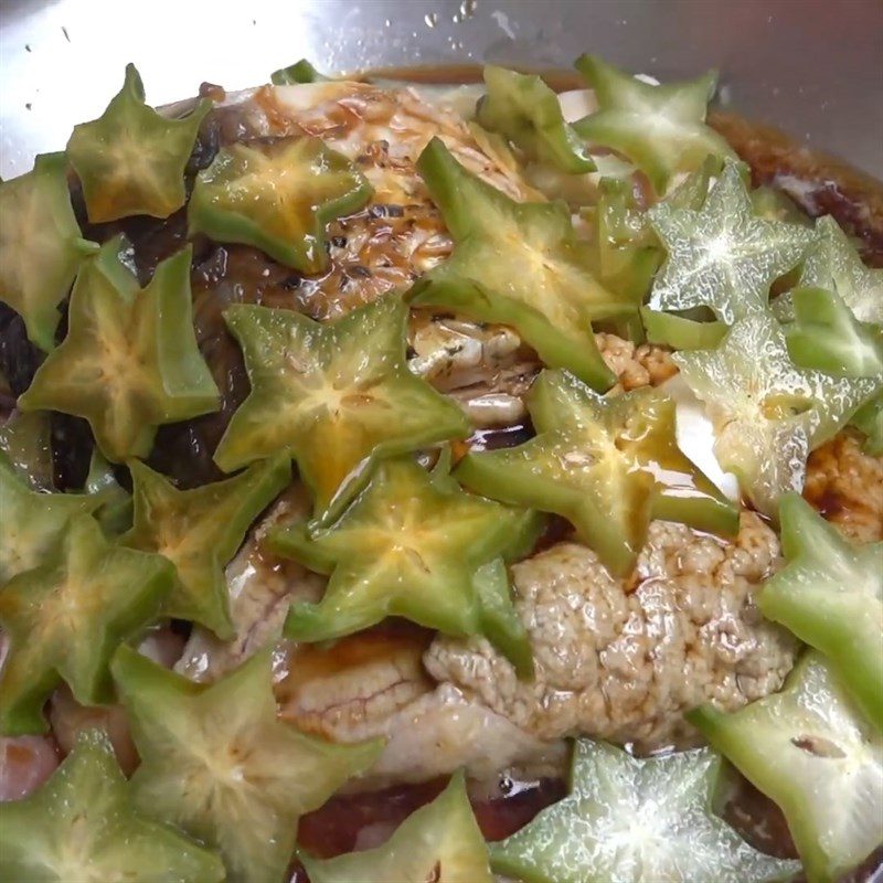 Step 4 Braised carp with starfruit