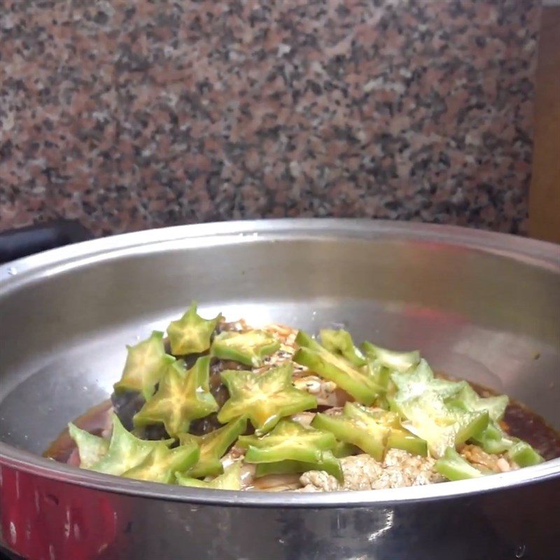 Step 4 Braised carp with starfruit