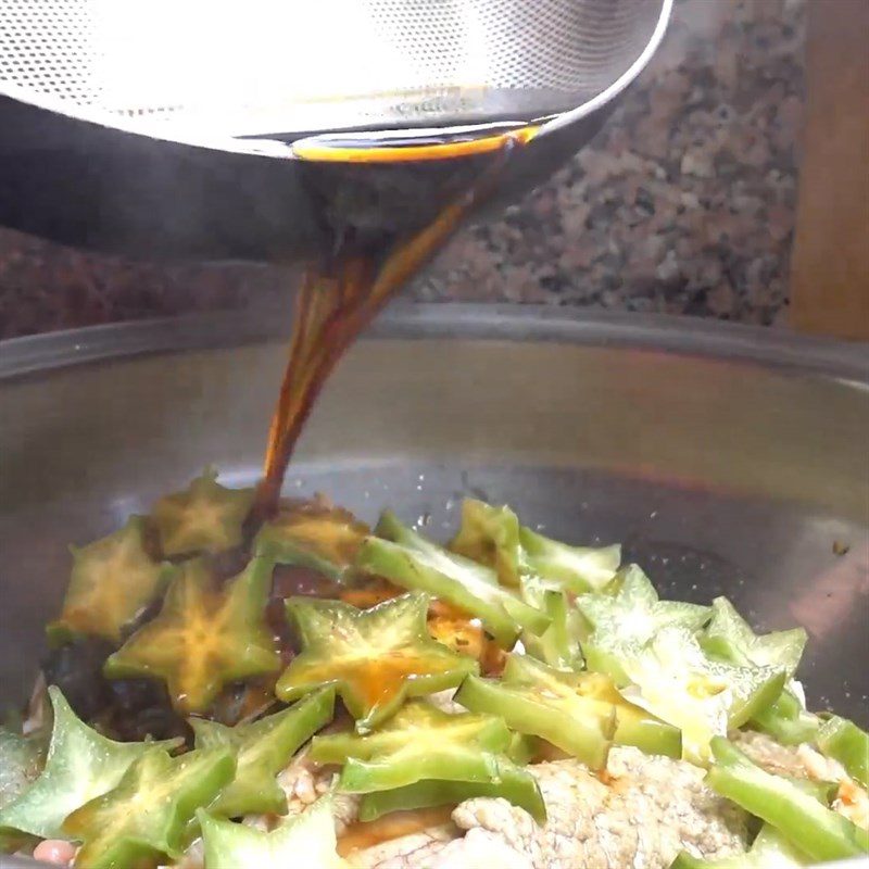 Step 4 Braised carp with starfruit