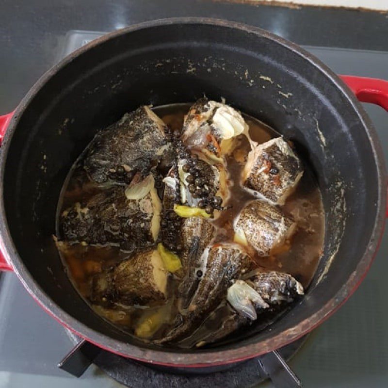 Step 2 Stew goby fish Goby fish stewed in coconut water