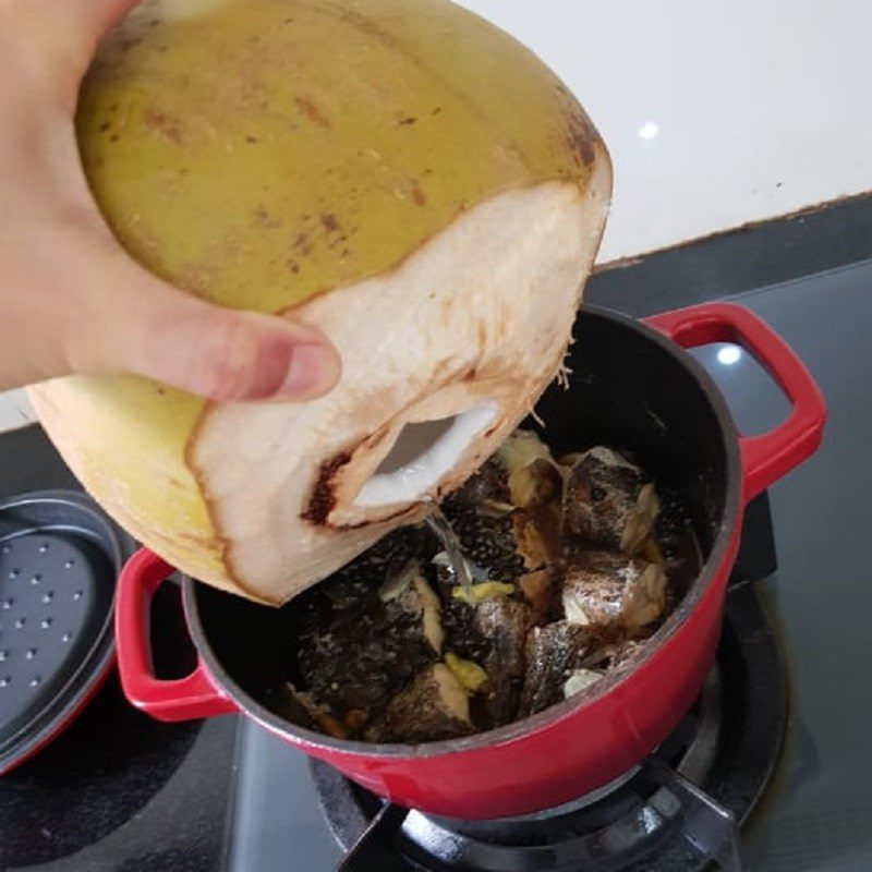 Step 2 Stew goby fish Goby fish stewed in coconut water