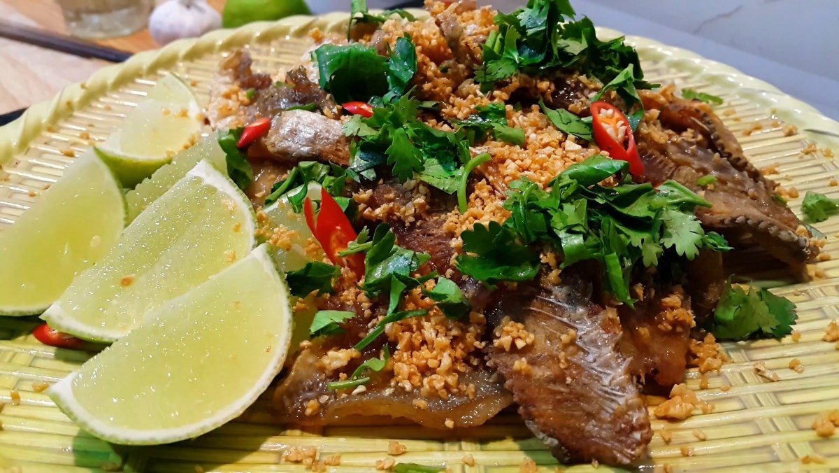 Dried mackerel fried with garlic