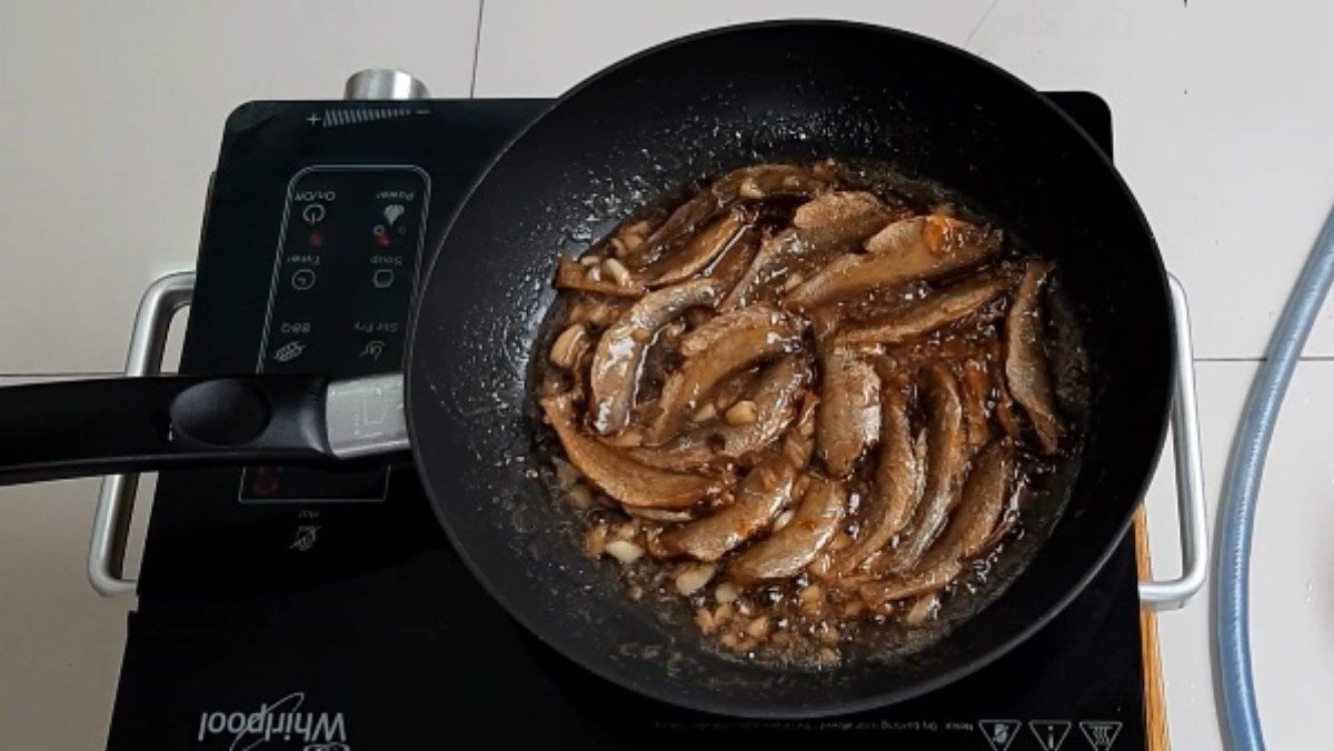 Dried Fish with Tamarind