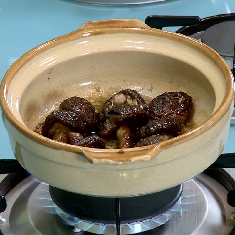 Step 4 Stew mushrooms Shiitake mushrooms with lemongrass