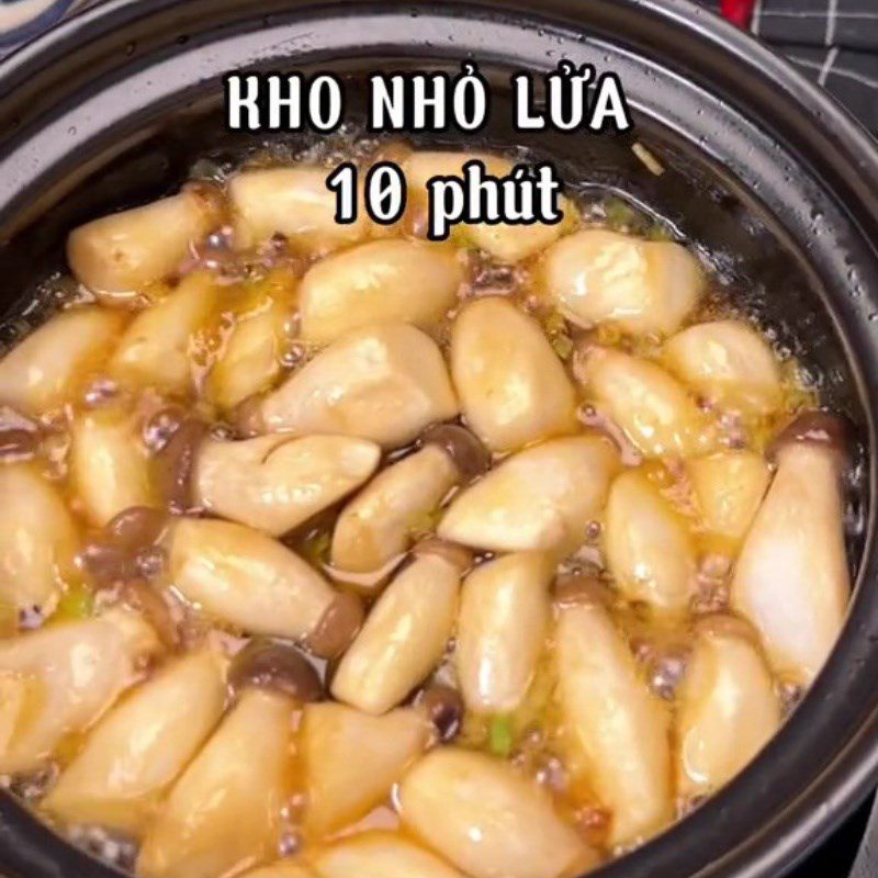 Step 3 Cooking mushrooms Chicken thigh mushrooms cooked with pepper (Recipe shared from Tiktok Vegetarian Kitchen XANH)