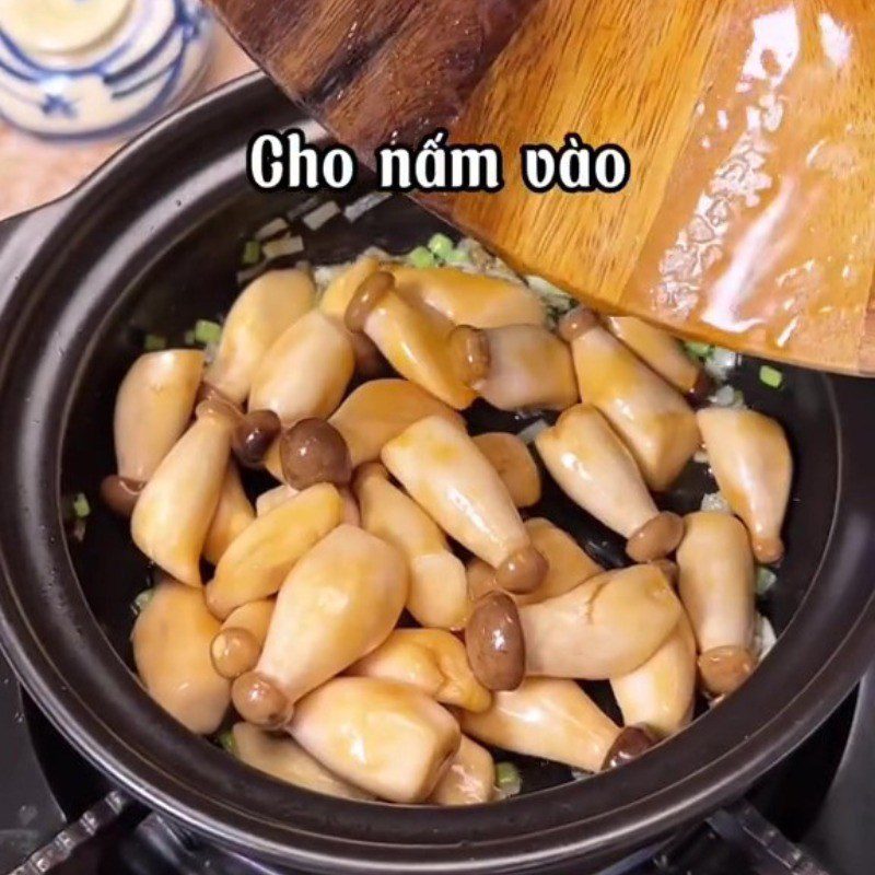 Step 3 Cooking mushrooms Chicken thigh mushrooms cooked with pepper (Recipe shared from Tiktok Vegetarian Kitchen XANH)