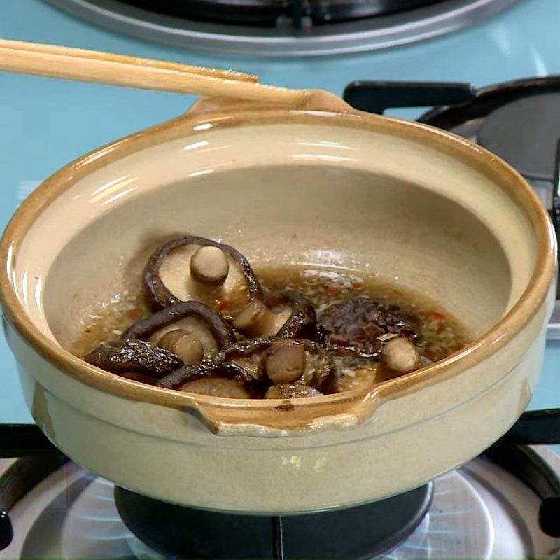 Step 4 Stew mushrooms Shiitake mushrooms with lemongrass