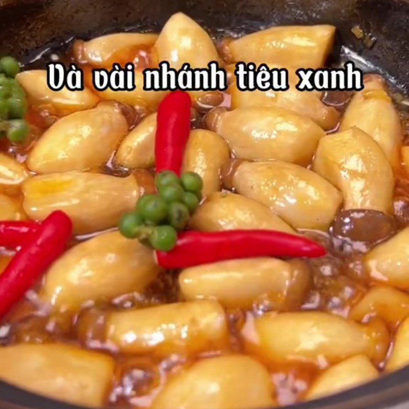 Step 3 Cooking mushrooms Chicken thigh mushrooms cooked with pepper (Recipe shared from Tiktok Vegetarian Kitchen XANH)