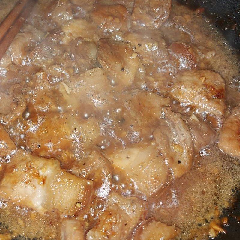 Step 3 Cook the meat Pork thigh braised with pepper